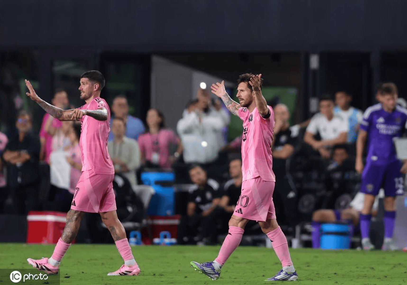 爱游戏体育-梅西复出首秀出彩，曼联主场险胜达拉斯独行侠，豪取13连胜的简单介绍